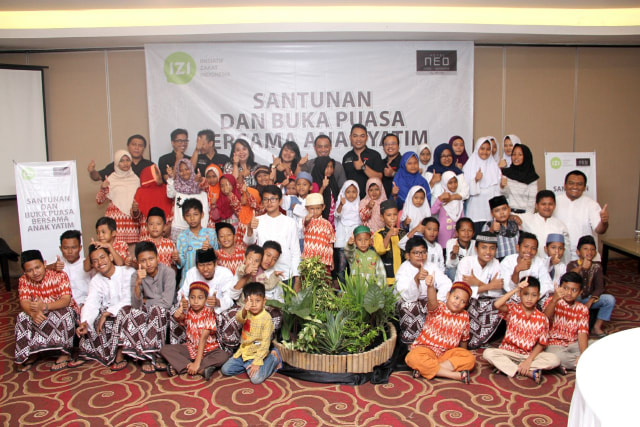 Gandeng IZI, Manajemen Hotel NEO Candi Beri Santunan pada 50 Anak Yatim di Semarang