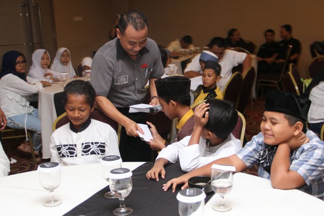 Gandeng IZI, Manajemen Hotel NEO Candi Beri Santunan pada 50 Anak Yatim di Semarang (3)