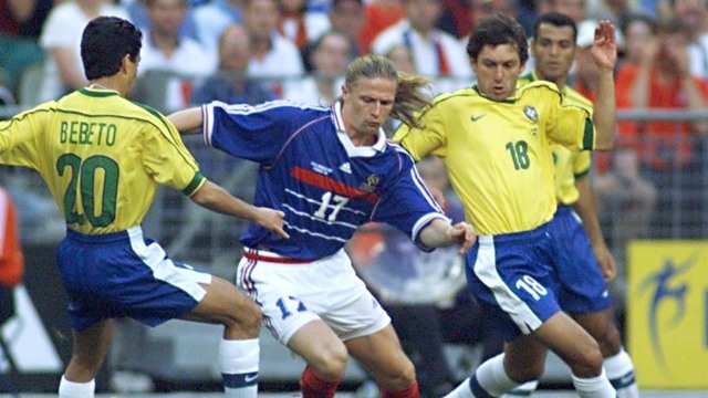 Petit diadang Bebeto dan Leonardo di Final 1998. (Foto: AFP/Patrick Hertzog)