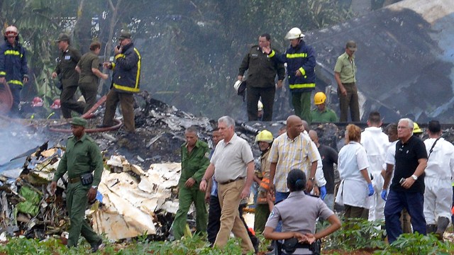 Miguel Diaz di Lokasi Kecelakaan Boeing 737 (Foto: other/AFP/Adalberto ROQUE)