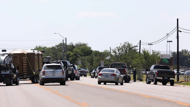 Penutupan jalan, ditemukan alat peledak (Foto: Trish Badger/Reuters)
