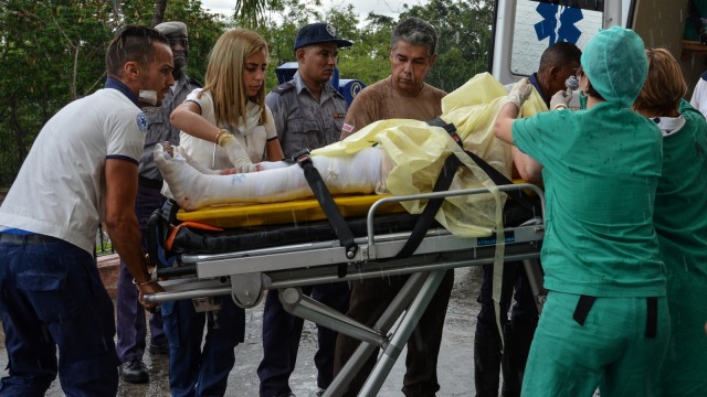 Korban selamat dilarikan ke rumah sakit. (Foto: REUTERS/Alexandre Meneghini)