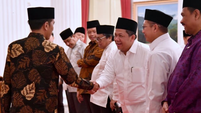 Fahri Hamzah berjabat tangan dengan Jokowi. (Foto: Dok. Biro Pers Setpres)