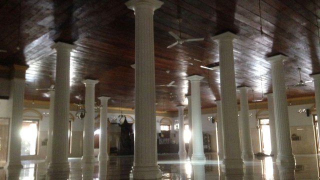 Bagian dalam Masjid An Nawier Kampung Arab. (Foto: Yuana Fatwalloh/kumparan)