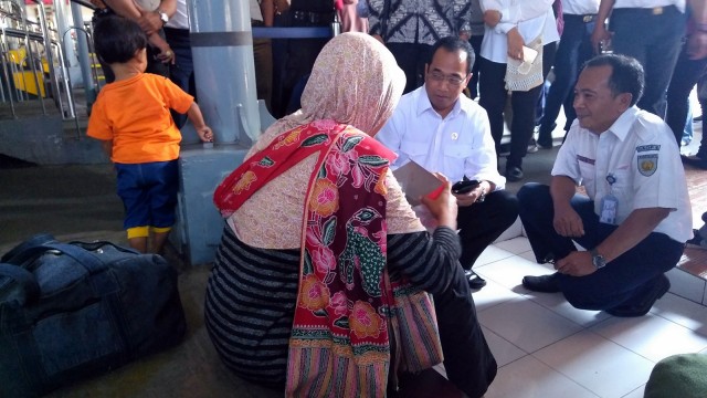 Menhub Budi Karya Sumadi di Stasiun Tugu. (Foto: Arfiansyah Panji Purnandaru/kumparan)