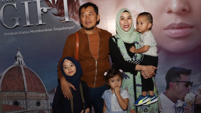 Keluarga Hanung Bramantyo dan Zaskia. (Foto: Munady Widjaja)