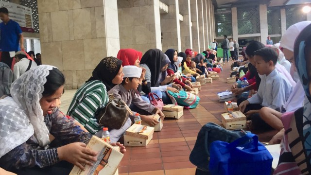 Menanti buka puasa di Masjid Istiqlal. (Foto: Shika Arimasen Michi/kumparan)