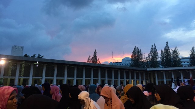 Suasana buka bersama di Masjid Istiqlal. (Foto: Shika Arimasen Michi/kumparan)