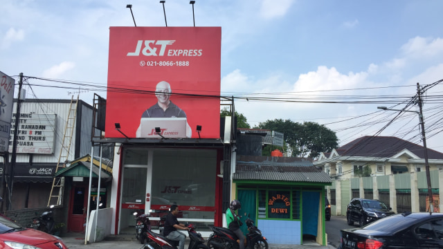Kios J&T Express. (Foto: Abdul Latif/kumparan)