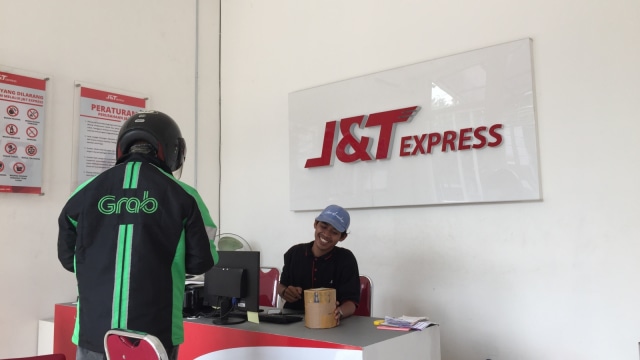 Transaksi di kios J&T Express. (Foto: Abdul Latif/kumparan)