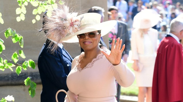 Oprah Winfrey tiba di Kastil Windsor. Foto: Ian West/Pool via REUTERS