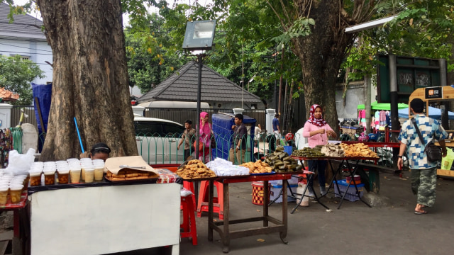 Penjual takjil di halaman Masjid Cut Meutia (Foto: Shika Arimasen Michi/kumparan)