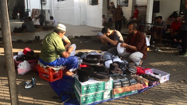 Penjual peci di halaman Masjid Cut Meutia. (Foto: Shika Arimasen Michi/kumparan)