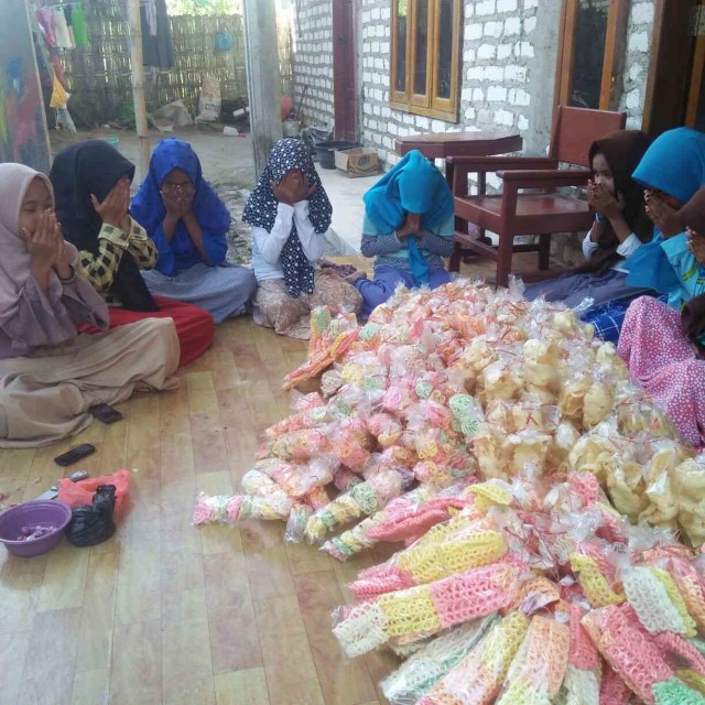 Siswa di Pamekasan Jual Kerupuk dan Klepon untuk Baksos