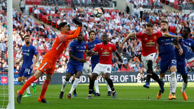 Duel udara pada laga Chelsea vs Manchester United Foto: REUTERS/David Klein