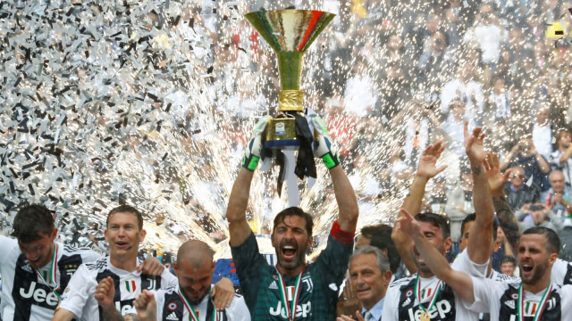 Buffon mengangkat trofi Serie A. (Foto: Reuters/Stefano Rellandini)