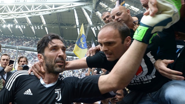 Buffon berpamitan dengan para suporter. (Foto: Reuters/Massimo Pinca)