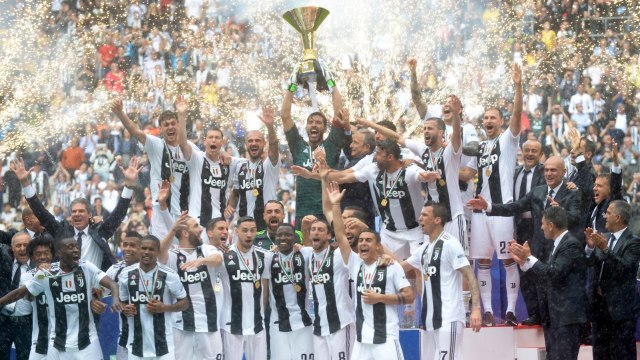 Juventus mengangkat trofi juara Serie A. (Foto: Reuters/Massimo Pinca)