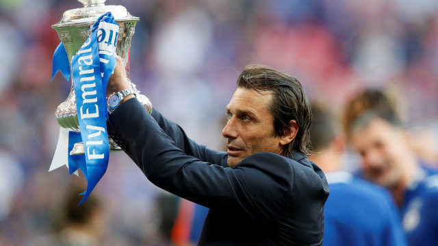 Conte dan trofi Piala FA (Foto: REUTERS/David Klein)