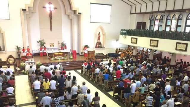 Jemaat beribadah di Gereja Santa Maria Tak Bercela (Foto: Phaksy Sukowati/kumparan)