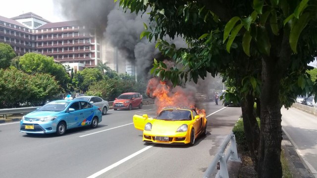 Mobil Sport Terbakar di Ruas Tol Slipi (Foto: Twitter @TMCPoldaMetro)