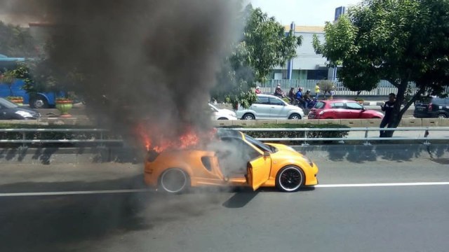 Mobil Sport Terbakar di Ruas Tol Slipi (Foto: Dok. Istimewa)
