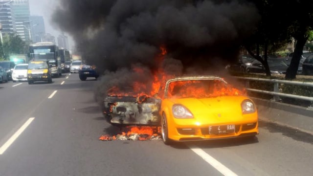 Mobil Sport Terbakar di Ruas Tol Slipi (Foto: Dok. Istimewa)