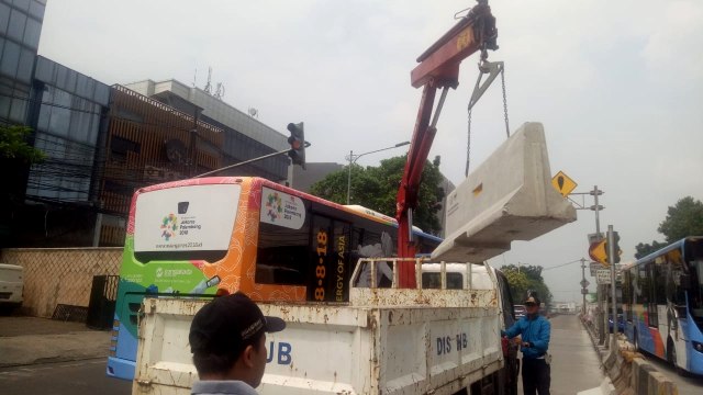 Petugas Dishub mengangkut sparator di Mampang. (Foto: Ainul Qalbi/kumparan)