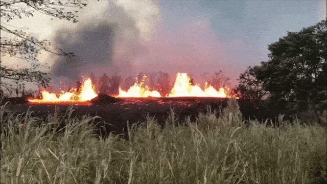Lava Letusan Gunung Berapi Kilauea Di Hawaii Mengalir Ke Jalanan Kota Kumparan Com