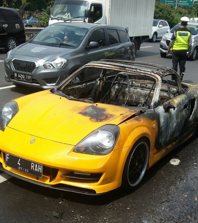 Mobil sport Porsche yang terbakar di tol Slipi (Foto: Dok. Istimewa)