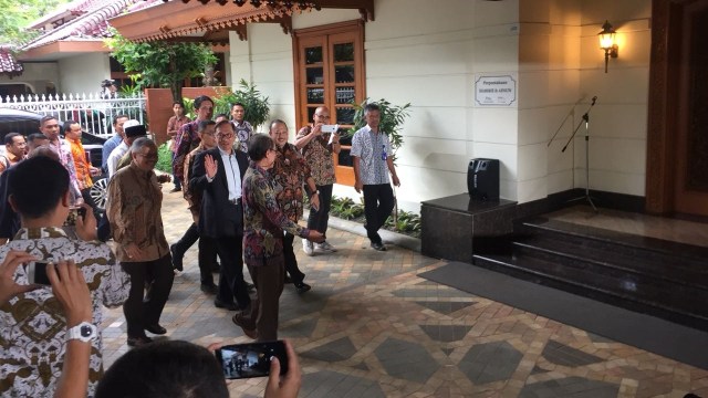 Anwar Ibrahim tiba di rumah BJ Habibie. (Foto: Raga Imam/kumparan)