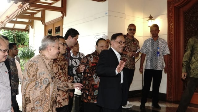Anwar Ibrahim tiba di rumah BJ Habibie. (Foto: Helmi Afandi Abdullah/kumparan)