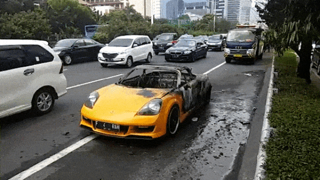 Mobil Berlogo Porsche Terbakar di Tol (Foto: Istimewa)