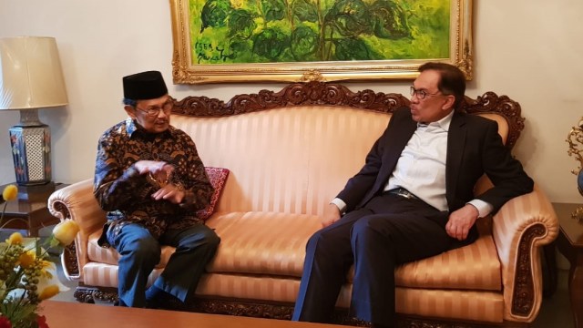 Pertemuan Anwar Ibrahim dan BJ Habibie. (Foto: Dok. Ricky Rachmadi)