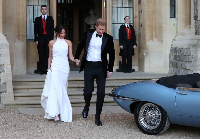 Pangeran Harry dan Meghan naiki mobil Jaguar (Foto:  Steve Parsons via Reuters)
