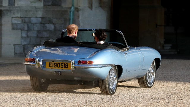 Pangeran Harry naiki mobil Jaguar  (Foto: Steve Parsons via AFP)