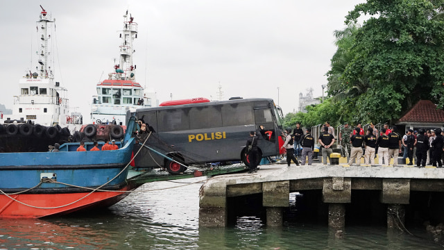 Pemindahan tahanan dari Nusakambangan ke Bogor (Foto: Antara/Idhad Zakaria)