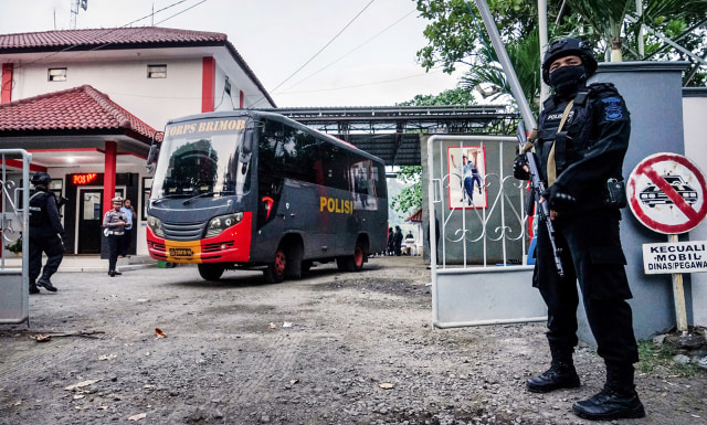 Pemindahan tahanan dari Nusakambangan ke Bogor (Foto: Antara/Idhad Zakaria)