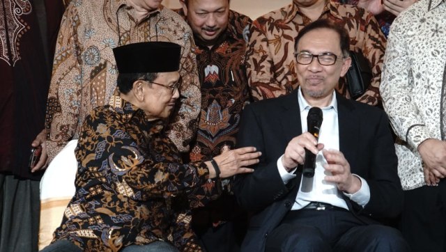 Anwar Ibrahim dan BJ Habibie saat konpers (Foto: Helmi Afandi Abdullah/kumparan)