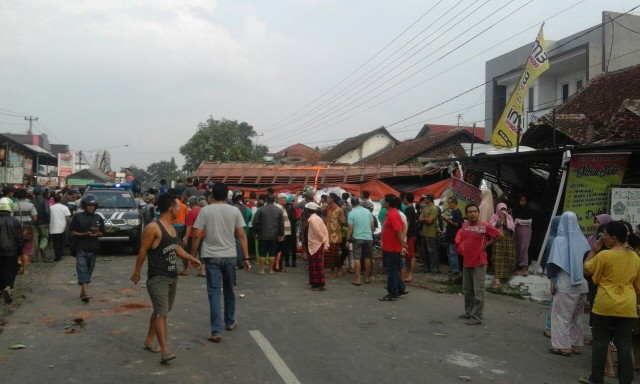 Video: Truk Tabrak 4 Rumah di Bumiayu Brebes Akibat Rem Blong