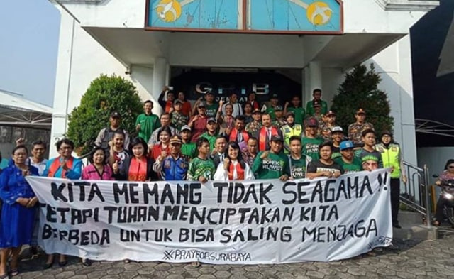 Puluhan Bonek Ikut Jaga Gereja di Surabaya