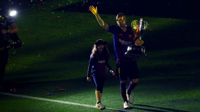 Iniesta mengucap selamat tinggal. (Foto: Reuters/Albert Gea)