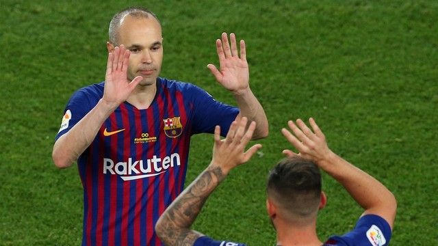 Iniesta digantikan oleh Paco Alcacer. Foto: Reuters/Albert Gea