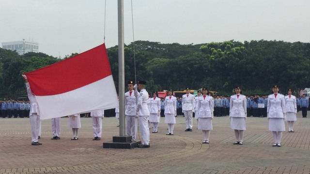 Petugas upacara saat mengibarkan bendera Foto:  Moh Fajri/kumparan