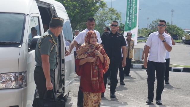Iriana mengenakan kerudung di Bandara Minangkabau. (Foto: Yudhistira Amran Saleh/kumparan)