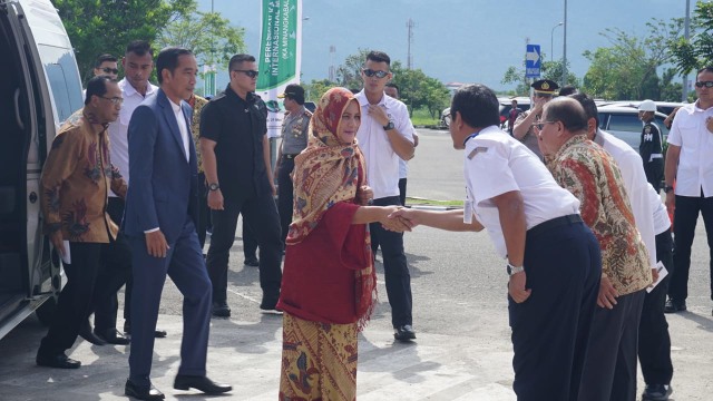 Jokowi & Iriana di Bandara Minangkabau. (Foto: Yudhistira Amran Saleh/kumparan)