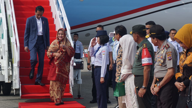 Jokowi & Iriana di Bandara Minangkabau. (Foto: Yudhistira Amran Saleh/kumparan)