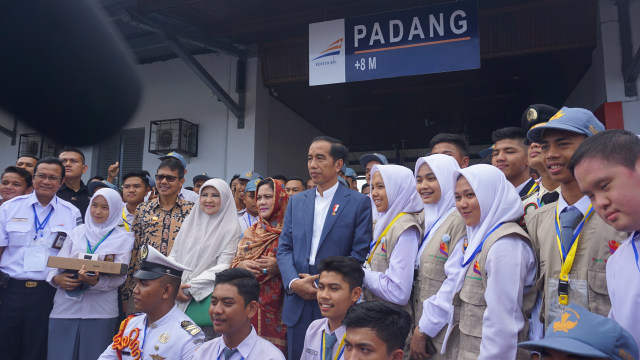 Jokowi foto bersama siswa SMA di Stasiun Padang. (Foto: Yudhistira Amran Saleh/kumparan)