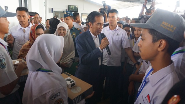 Jokowi dengan siswa SMA di Stasiun Padang. (Foto: Yudhistira Amran Saleh/kumparan)