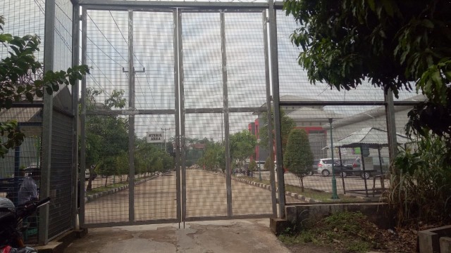 Gerbang depan Lapas Gn Sindur (Foto: Ainul Qalbi/kumparan)